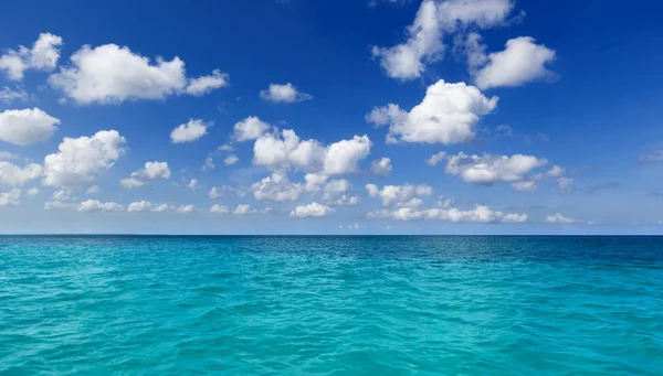 Playa en isla tropical — Foto de Stock