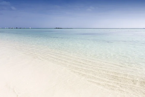 Playa en isla tropical — Foto de Stock