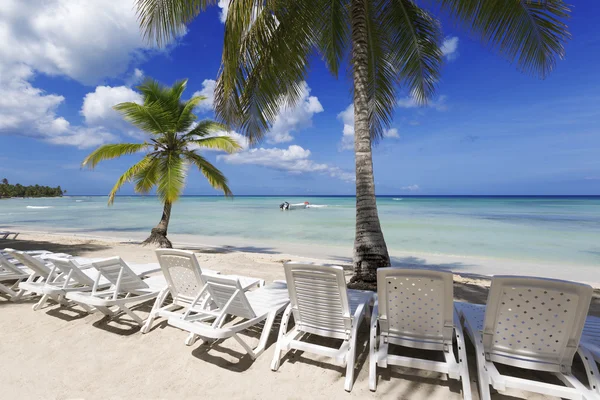 Spiaggia sull'isola tropicale — Foto Stock