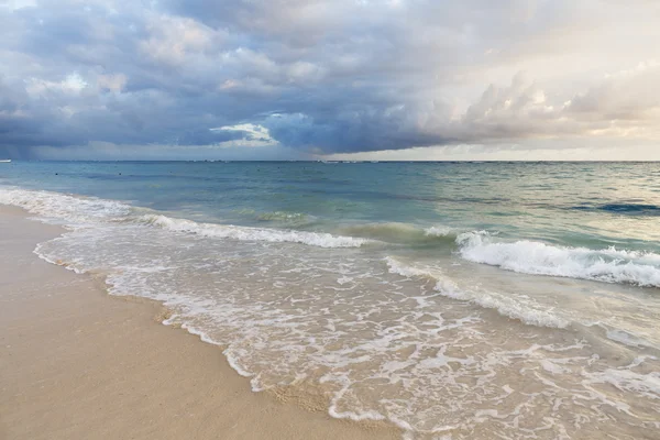 Praia na ilha tropical — Fotografia de Stock