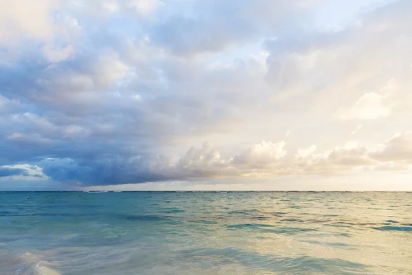 Praia na ilha tropical — Fotografia de Stock