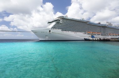 cruise gemi tropik ada kıyısından