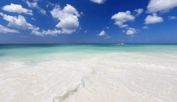 Praia na ilha tropical — Fotografia de Stock