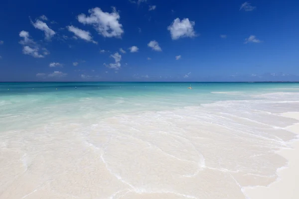 Playa en la isla tropical — Foto de Stock