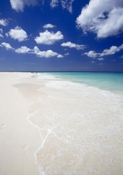 Praia na ilha tropical — Fotografia de Stock