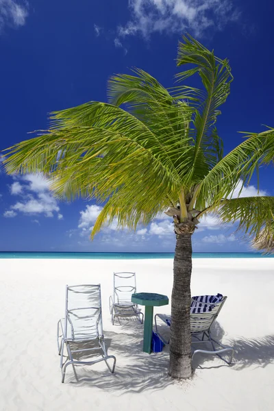 Parasol met ligstoelen op het tropische eiland — Stockfoto