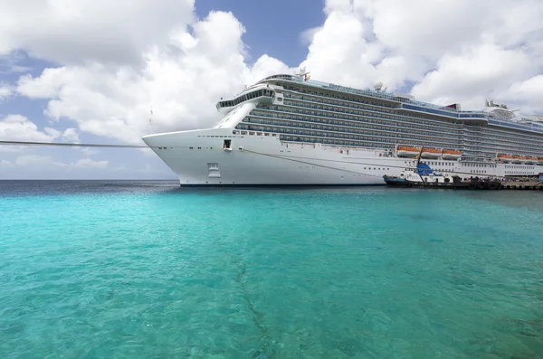 Kreuzfahrtschiff in der Nähe der Küste der tropischen Insel — Stockfoto