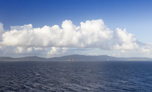 Uitzicht vanaf de zee op het tropische eiland — Stockfoto
