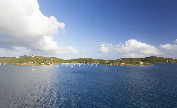 Vista dal mare sull'isola tropicale — Foto Stock