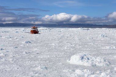Travel on the scientific vessel among ices.