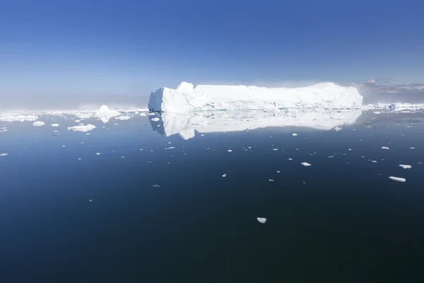 Natur und Landschaften Grönlands. Reisen auf dem wissenschaftlichen Schiff zwischen den Eisen. Untersuchung eines Phänomens der globalen Erwärmung. Eis und Eisberge in ungewöhnlichen Formen und Farben. — Stockfoto