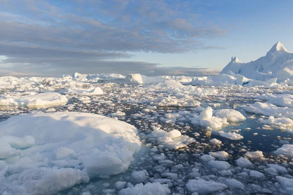 自然とグリーンランドの風景。氷の間で科学的な船を旅します。地球温暖化の現象を勉強します。氷と氷山の珍しい形態および色. — ストック写真