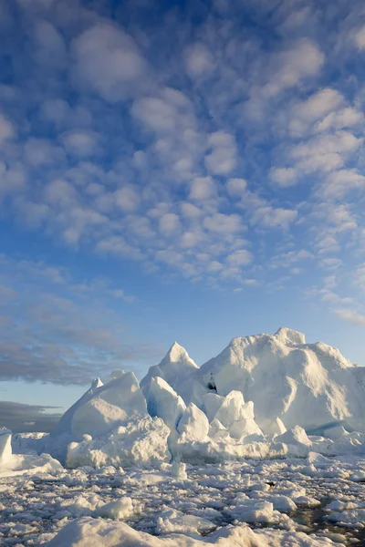 Nature and landscapes of Greenland. Travel on the scientific vessel among ices. Studying of a phenomenon of global warming. Ices and icebergs of unusual forms and colors. — Stock Photo, Image