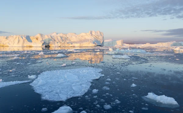 Naturaleza y paisajes de Groenlandia. Viaje en el buque científico entre los hielos. Estudio de un fenómeno de calentamiento global. Ices y témpanos de formas y colores inusuales . —  Fotos de Stock