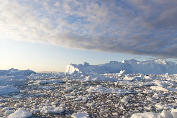 Natur und Landschaften Grönlands. Reisen auf dem wissenschaftlichen Schiff zwischen den Eisen. Untersuchung eines Phänomens der globalen Erwärmung. Eis und Eisberge in ungewöhnlichen Formen und Farben. — Stockfoto