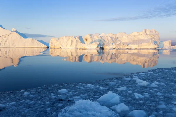 Natura e paesaggi della Groenlandia. Viaggia sulla nave scientifica tra i ghiacci. Studio di un fenomeno di riscaldamento globale. Ghiacci e iceberg di forme e colori insoliti . — Foto Stock