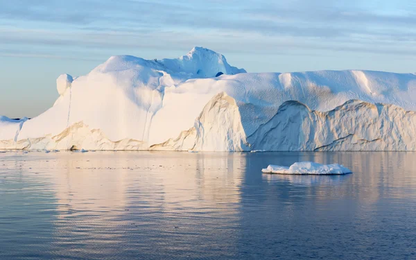 Natureza e paisagens da Gronelândia. Viaje no navio científico entre gelo. Estudo de um fenômeno de aquecimento global. Ices e icebergs de formas e cores incomuns . — Fotografia de Stock