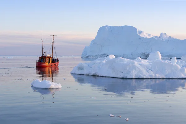 Natur und Landschaften Grönlands. Reisen auf dem wissenschaftlichen Schiff zwischen den Eisen. Untersuchung eines Phänomens der globalen Erwärmung. Eis und Eisberge in ungewöhnlichen Formen und Farben. Stockfoto