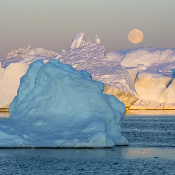 Natur und Landschaften Grönlands. Reisen auf dem wissenschaftlichen Schiff zwischen den Eisen. Untersuchung eines Phänomens der globalen Erwärmung. Eis und Eisberge in ungewöhnlichen Formen und Farben. — Stockfoto