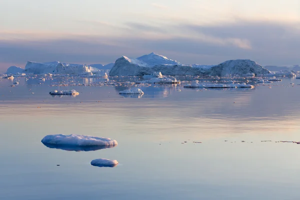 Naturaleza y paisajes de Groenlandia. Viaje en el buque científico entre los hielos. Estudio de un fenómeno de calentamiento global. Ices y témpanos de formas y colores inusuales . — Foto de Stock