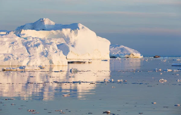 Natur och landskap på Grönland. Resa på vetenskapliga fartyget bland ices. Studera ett fenomen av den globala uppvärmningen. ICES och isberg i ovanligt bildar och färgar. — Stockfoto