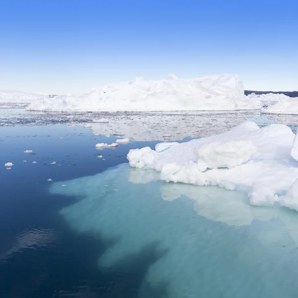 Natur und Landschaften Grönlands. Reisen auf dem wissenschaftlichen Schiff zwischen den Eisen. Untersuchung eines Phänomens der globalen Erwärmung. Eis und Eisberge in ungewöhnlichen Formen und Farben. — Stockfoto