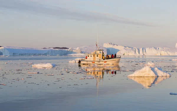 Natur und Landschaften Grönlands. Reisen auf dem wissenschaftlichen Schiff zwischen den Eisen. Untersuchung eines Phänomens der globalen Erwärmung. Eis und Eisberge in ungewöhnlichen Formen und Farben. — Stockfoto