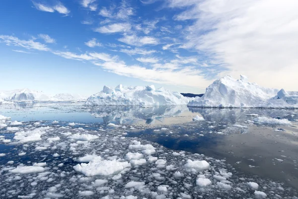 Natuur en landschap van Groenland. Reizen op de wetenschappelijke vaartuig onder de ices. Bestuderen van een fenomeen van globale opwarming van de aarde. ICES en ijsbergen van ongebruikelijke vormen en kleuren. — Stockfoto