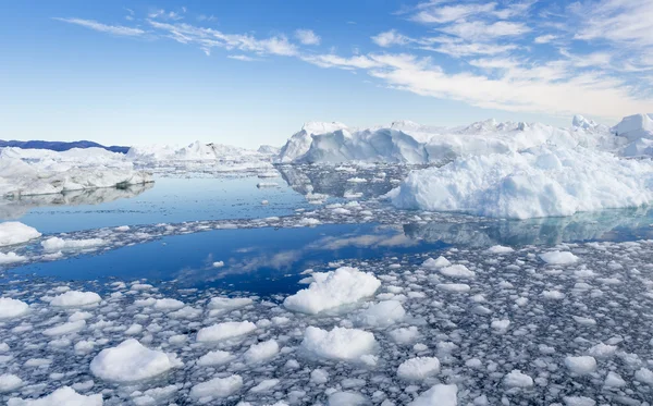 Natuur en landschap van Groenland. Reizen op de wetenschappelijke vaartuig onder de ices. Bestuderen van een fenomeen van globale opwarming van de aarde. ICES en ijsbergen van ongebruikelijke vormen en kleuren. — Stockfoto