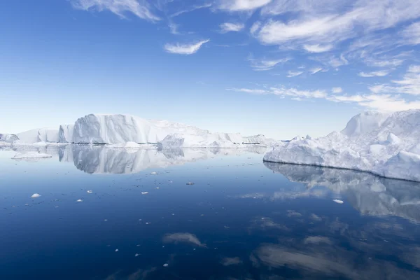Природа и ландшафты Гренландии. Путешествие на научном судне среди льдов. Изучение явления глобального потепления. Кусы и льдины необычной формы и окраски . — стоковое фото