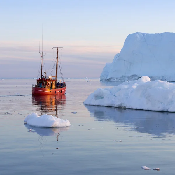 Naturaleza y paisajes de Groenlandia. Viaje en el buque científico entre los hielos. Estudio de un fenómeno de calentamiento global. Ices y témpanos de formas y colores inusuales . —  Fotos de Stock