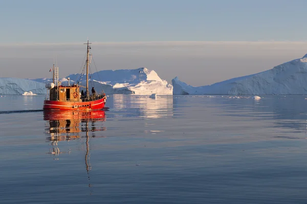 自然とグリーンランドの風景。氷の間で科学的な船を旅します。地球温暖化の現象を勉強します。氷と氷山の珍しい形態および色. — ストック写真