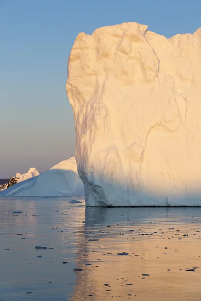 Nature et paysages du Groenland. Voyagez sur le navire scientifique parmi les glaces. Étude d'un phénomène de réchauffement climatique. Glaces et icebergs de formes et de couleurs inhabituelles . — Photo