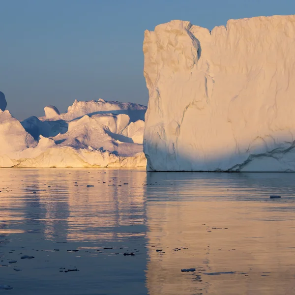 自然とグリーンランドの風景。氷の間で科学的な船を旅します。地球温暖化の現象を勉強します。氷と氷山の珍しい形態および色. — ストック写真