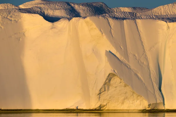 Natur und Landschaften Grönlands. Reisen auf dem wissenschaftlichen Schiff zwischen den Eisen. Untersuchung eines Phänomens der globalen Erwärmung. Eis und Eisberge in ungewöhnlichen Formen und Farben. — Stockfoto