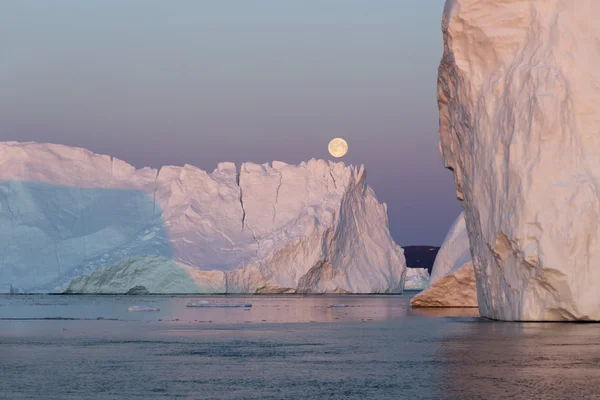 Natur och landskap på Grönland. Resa på vetenskapliga fartyget bland ices. Studera ett fenomen av den globala uppvärmningen. ICES och isberg i ovanligt bildar och färgar. — Stockfoto