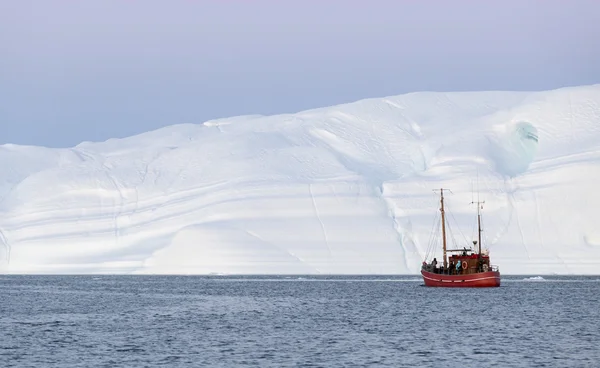 Natura e paesaggi della Groenlandia. Viaggia sulla nave scientifica tra i ghiacci. Studio di un fenomeno di riscaldamento globale. Ghiacci e iceberg di forme e colori insoliti . — Foto Stock