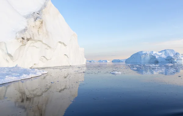 Natuur en landschap van Groenland. Reizen op de wetenschappelijke vaartuig onder de ices. Bestuderen van een fenomeen van globale opwarming van de aarde. ICES en ijsbergen van ongebruikelijke vormen en kleuren. — Stockfoto