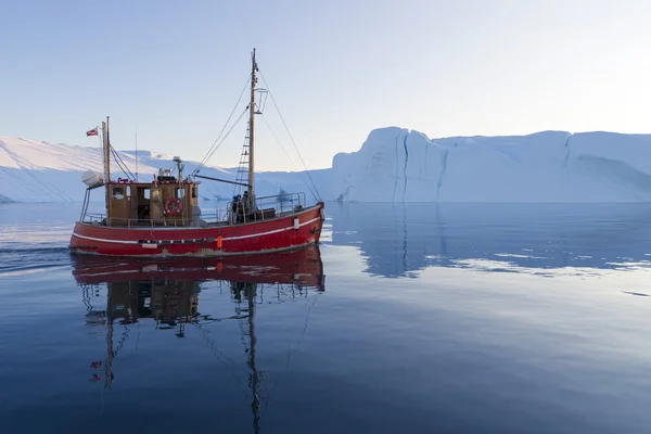Natur und Landschaften Grönlands. Reisen auf dem wissenschaftlichen Schiff zwischen den Eisen. Untersuchung eines Phänomens der globalen Erwärmung. Eis und Eisberge in ungewöhnlichen Formen und Farben. — Stockfoto