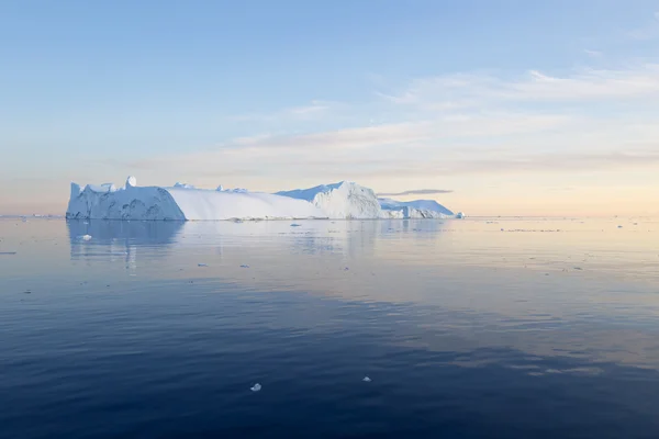 Natureza e paisagens da Gronelândia. Viaje no navio científico entre gelo. Estudo de um fenômeno de aquecimento global. Ices e icebergs de formas e cores incomuns . — Fotografia de Stock