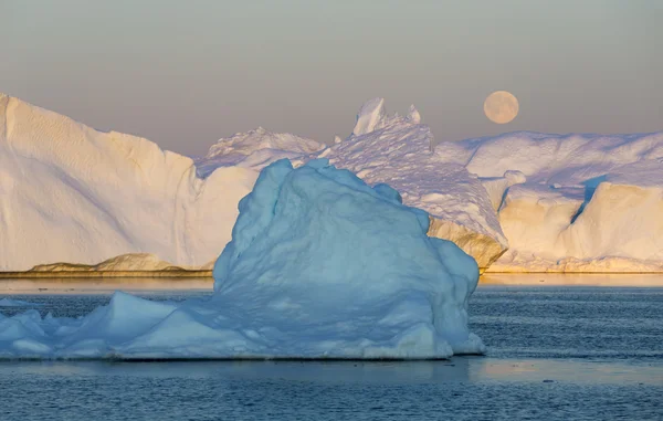 Natuur en landschap van Groenland. Reizen op de wetenschappelijke vaartuig onder de ices. Bestuderen van een fenomeen van globale opwarming van de aarde. ICES en ijsbergen van ongebruikelijke vormen en kleuren. — Stockfoto