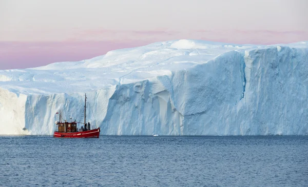 Navire contre grand iceberg — Photo