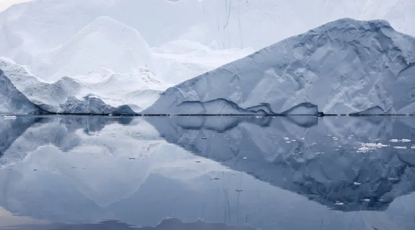 Glaciärer och isberg i Antarktis — Stockfoto