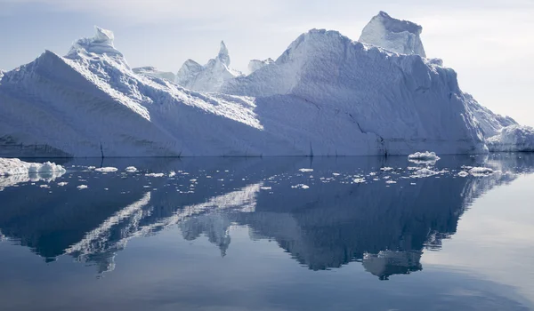 Enormes icebergs de diferentes formas — Foto de Stock