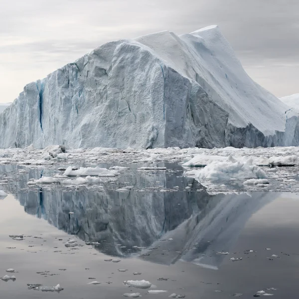 D'énormes icebergs de différentes formes — Photo