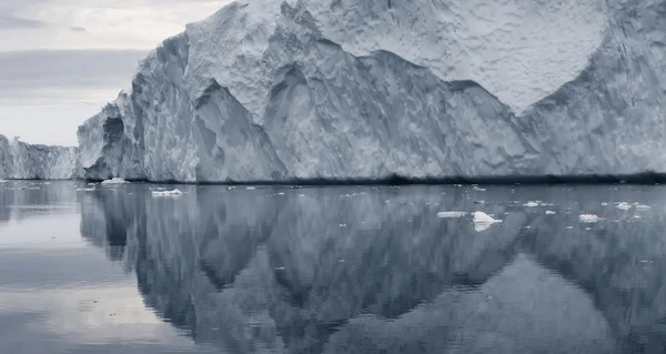 Enormi iceberg di forme diverse — Foto Stock