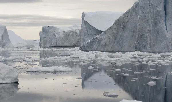 Enorme ijsbergen van verschillende vormen — Stockfoto