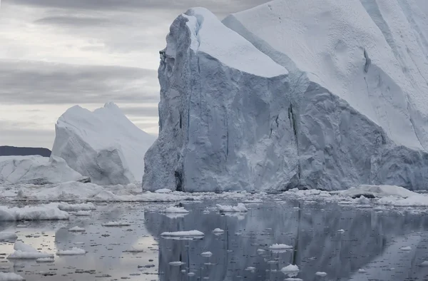 Grandes icebergs de diferentes formas — Fotografia de Stock