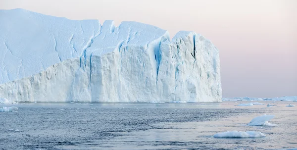 D'énormes icebergs de différentes formes — Photo