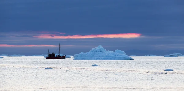 Корабль в Антарктических водах — стоковое фото